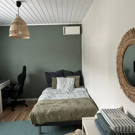 Large House - Sauna, Backyard & Tranquility דירה