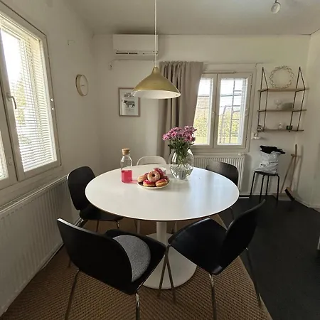 Large House - Sauna, Backyard & Tranquility דירה