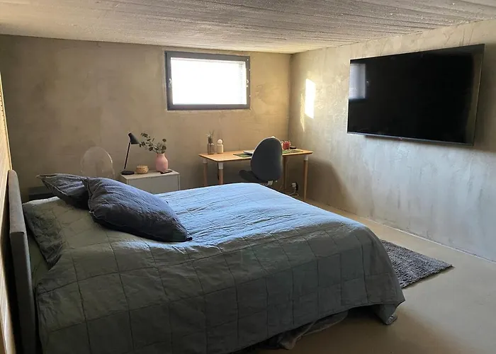 Large House - Sauna, Backyard & Tranquility Lägenhet