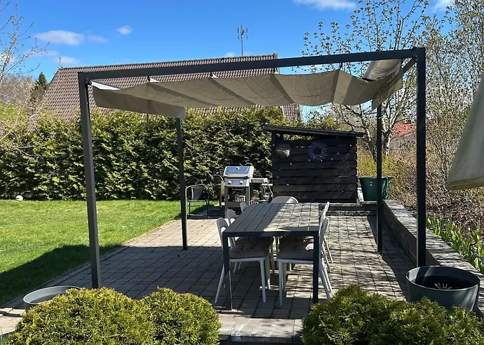 Lägenhet Large House - Sauna, Backyard & Tranquility