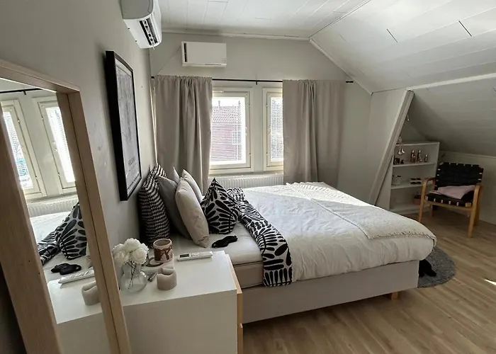 Large House - Sauna, Backyard & Tranquility Lägenhet