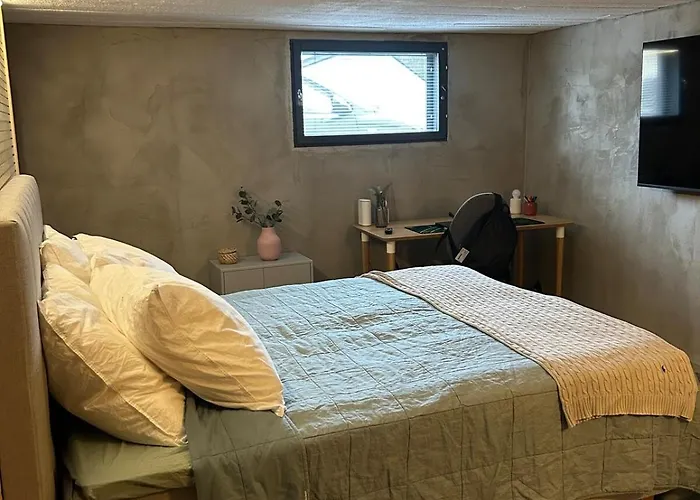 شقة Large House - Sauna, Backyard & Tranquility