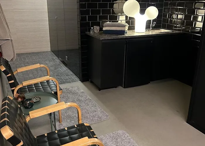 Large House - Sauna, Backyard & Tranquility 公寓