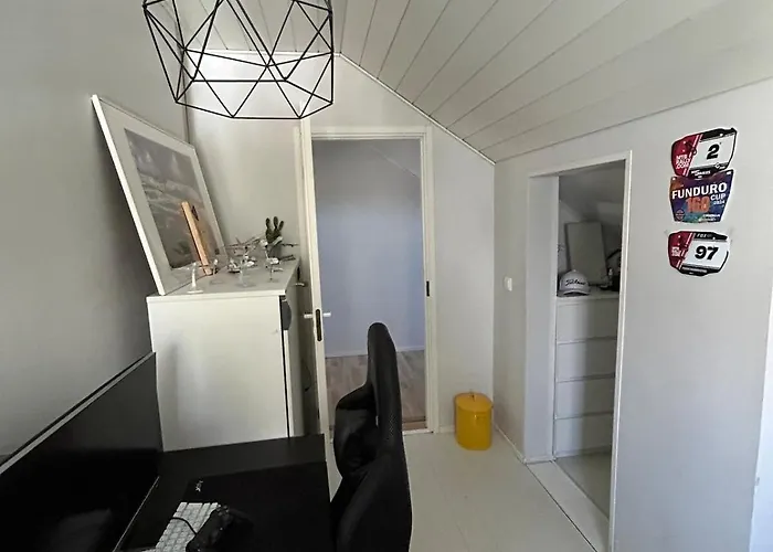 公寓 Large House - Sauna, Backyard & Tranquility