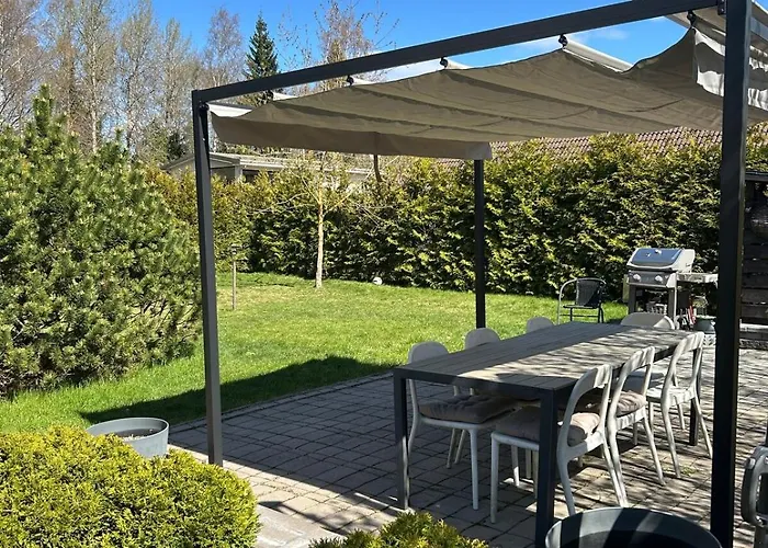 公寓 Large House - Sauna, Backyard & Tranquility *